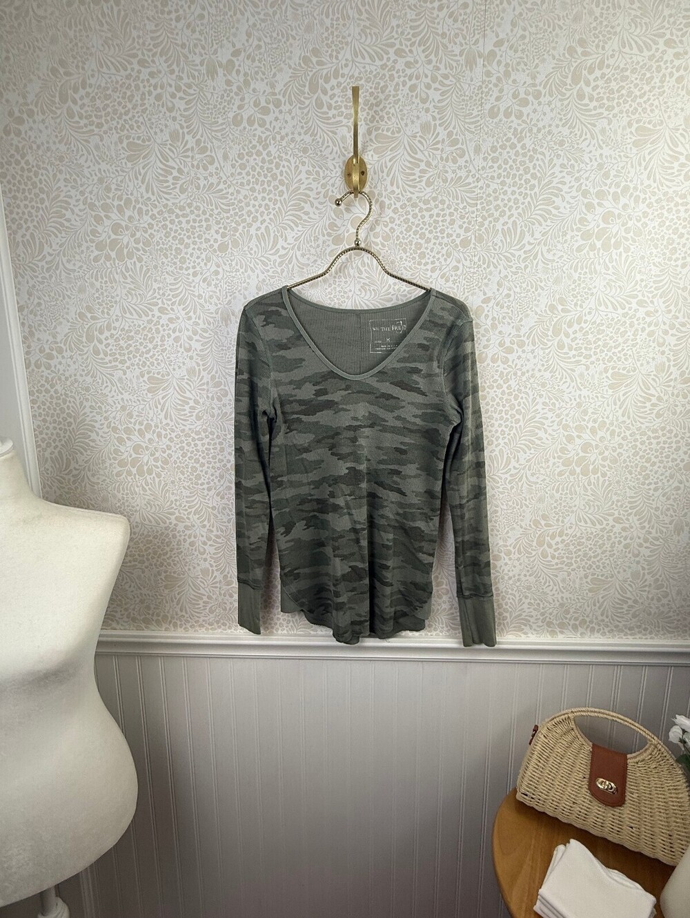 We The Free Green Camo Thermal Long Sleeve V-Neck Tee - Size - Medium - Picture 2 of 6
